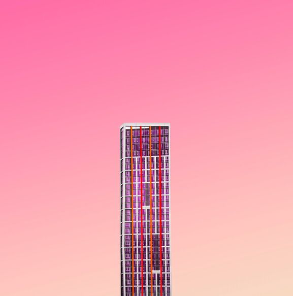 Moderne Architektur vor pinkem Himmel