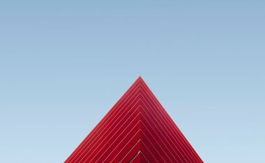 Moderne rote Architektur vor blauem Himmel