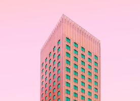 Moderne Architektur vor orangem Himmel