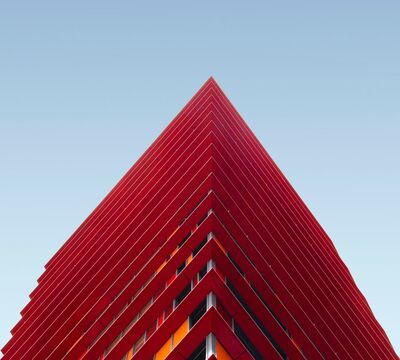 Modernes Haus vor blauem Himmel